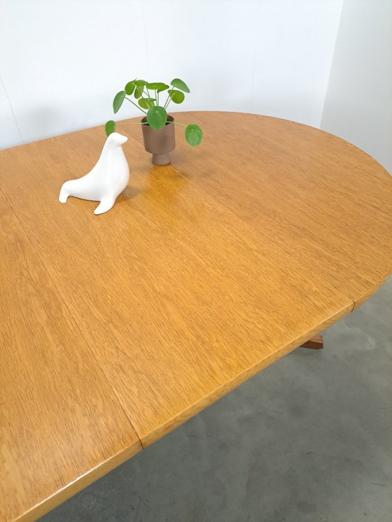 Image 1 of Tavolo da pranzo rotondo ovale allungabile in rovere