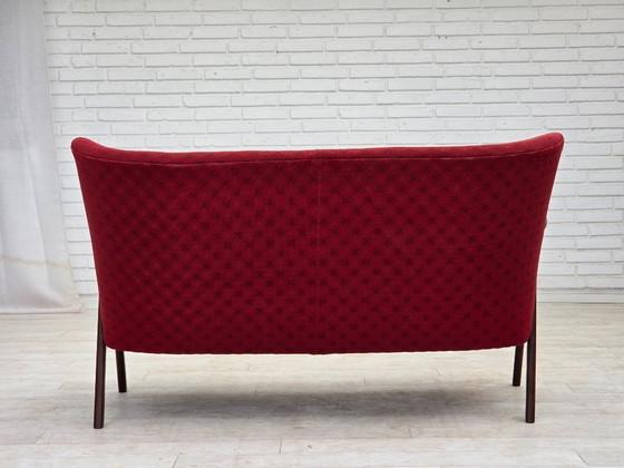 Image 1 of Divano danese a 2 posti, anni '60, rivestimento in tessuto rosso, gambe e braccioli in legno di faggio.