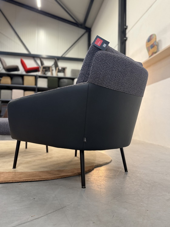 Image 1 of Poltrona Jon di Rolf Benz con poggiapiedi in tessuto e pelle.