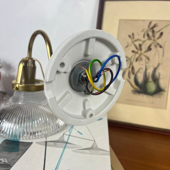 Applique a collo di cigno in ottone con tulipano in vetro striato tipo Holophane rosone in ceramica – Glass (photo 6 of 9)