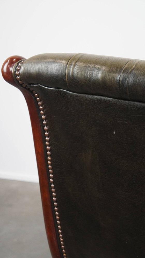 Image 1 of 2 poltrone Chesterfield inglesi in pelle di mucca verde con legno
