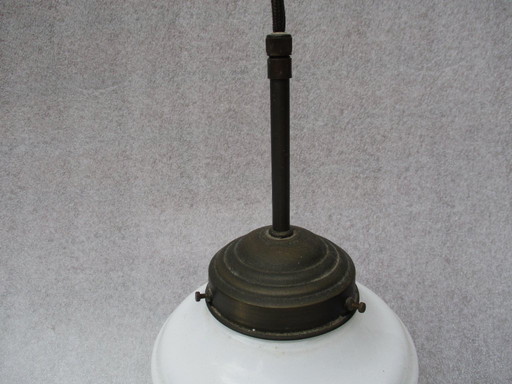 Gispen 1930, abat-jour en verre, gland, opale, avec ancienne suspension d'origine.