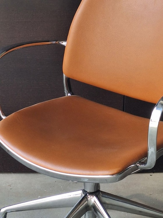 Sedia STUA Gas Cognac di Jess Gasca – Sedie girevoli, Leather, Aluminium (photo 4 of 6)