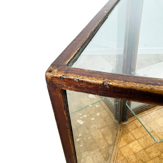 Image 1 of Antieke vitrinekast met gebogen glas – houten displaykast – begin 20e eeuw