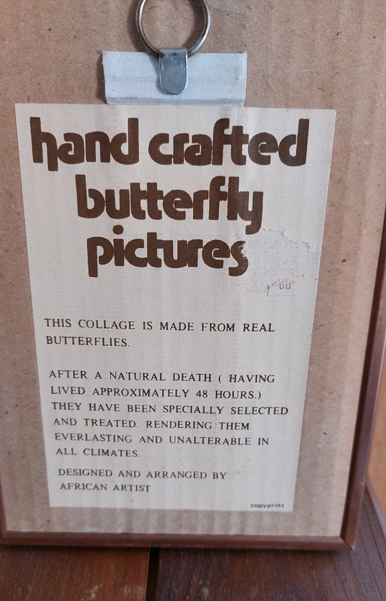 Image 1 of Des œuvres d'art vintage représentant des ailes de papillon – dont une silhouette encadrée de femmes africaines