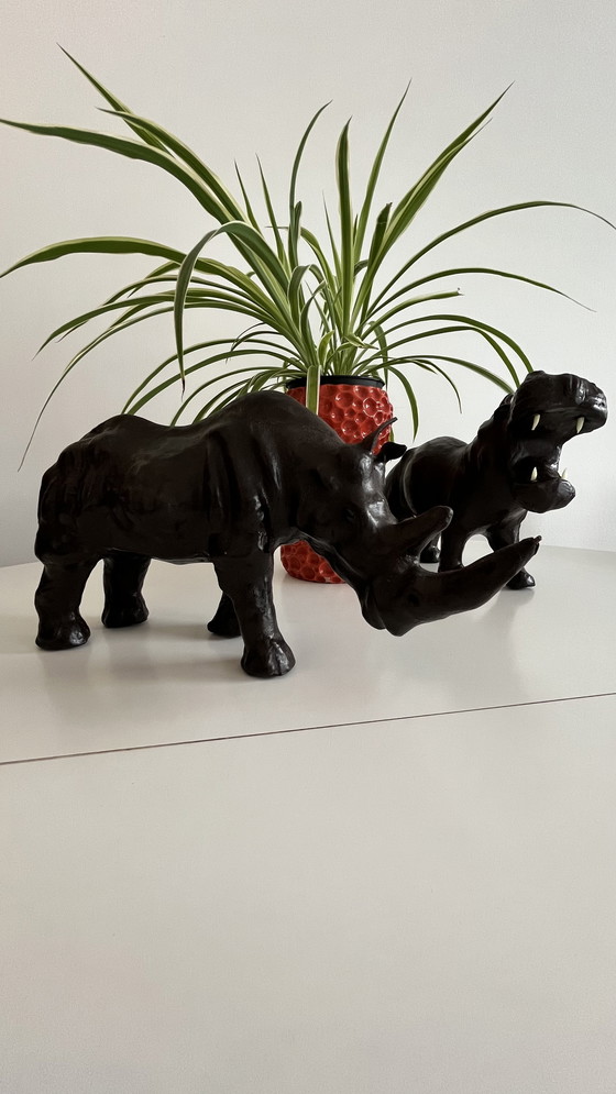 Image 1 of Set di due statue di animali vintage in pelle - Ippopotamo e Rinoceronte - nello stile di Omersa