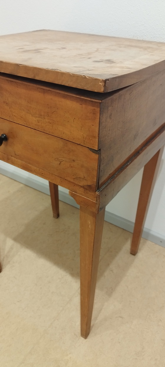 Biedermeier Display Cabinet and Chairs with Small Table – Glass, Textile (photo 5 of 5)