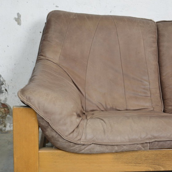 Image 1 of Sofá de cuero con estructura de madera.