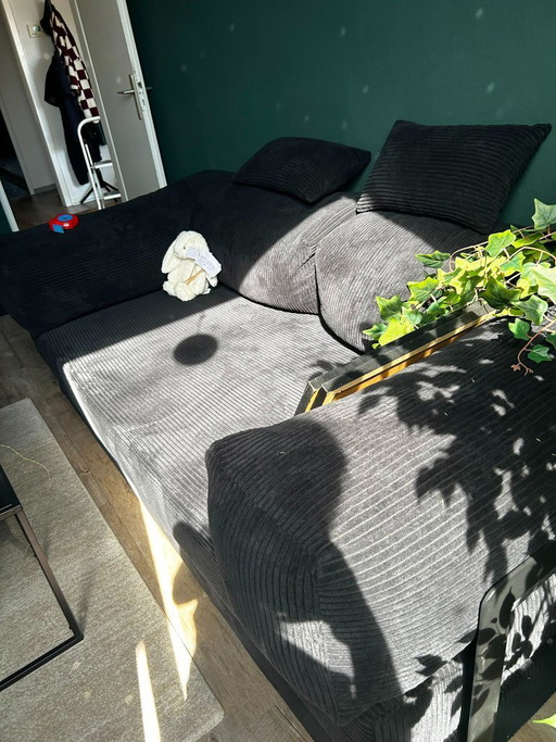 Zwarte designbank Lazy 3-zitsbank in corduroy.
