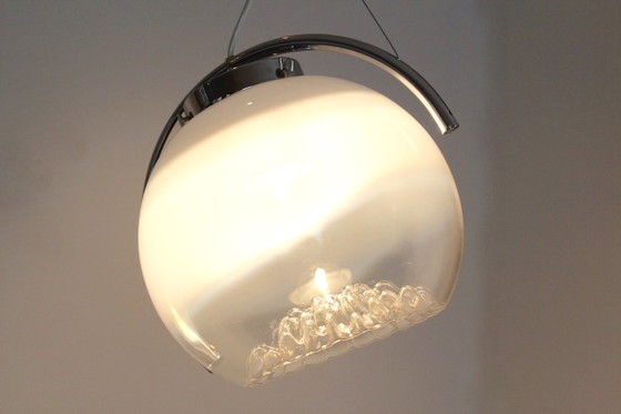 Lampada a sospensione in cromo e vetro satinato di A.V. Mazzega, Lampade a sospensione (foto 4 di 9)