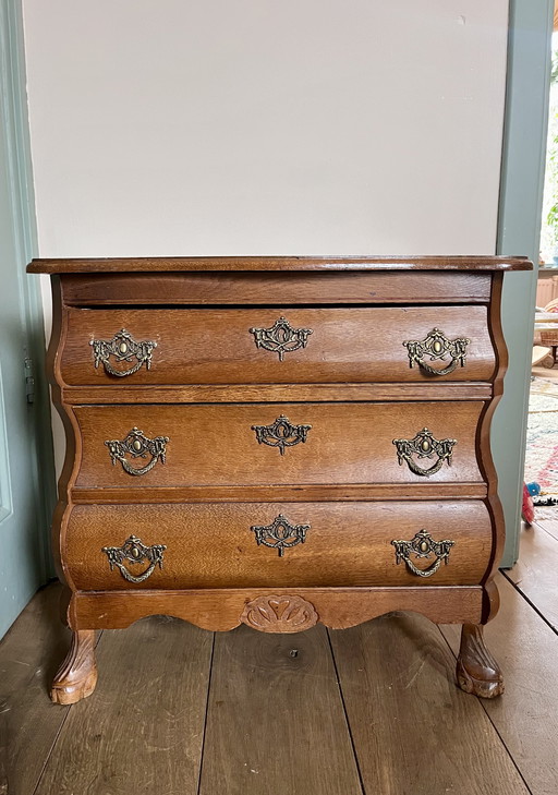 Antike Kommode aus Massivholz – elegant und zeitlos