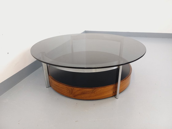 Image 1 of Vintage Italiaanse ronde salontafel uit de jaren 60/70, gemaakt van gebogen palissanderhout, verchroomd metaal en gerookt glas.