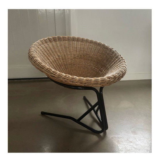 Image 1 of Fauteuil lounge, structure en métal noir, panier en rotin, Rohé Noordwolde, années 1950