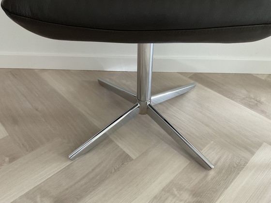 Image 1 of Repose-pieds au design moderne, en chrome et cuir