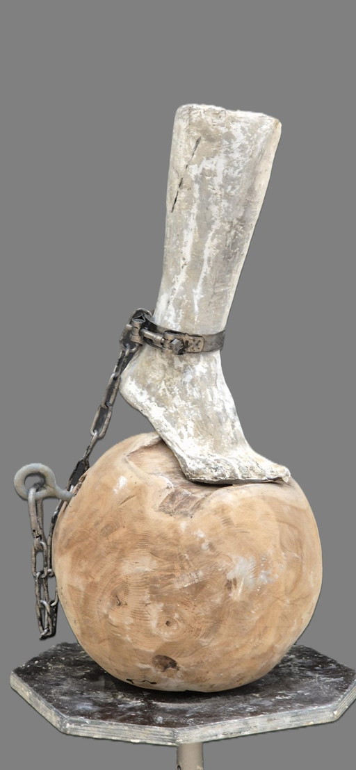 En equilibrio: escultura de cemento con madera. – beeldhouwkunst, Metal, Stone