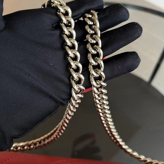 Image 1 of Borsa Chanel Medium Label Click Flap in pelle di vitello trapuntata e martellata, colore rosso, con finiture dorate, serie 24.