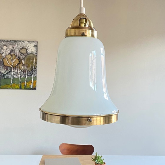 Image 1 of Lampada a sospensione in vetro opalino bianco e ottone