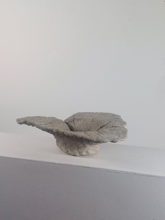 Image 1 of Coupe à fruits vintage en béton coulé, motif de feuille, pour bain d'oiseaux.