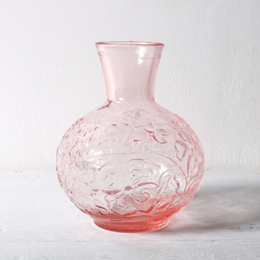Jarrón pequeño vintage de cristal prensado rosa con estampado floral / Italia / década de 1960