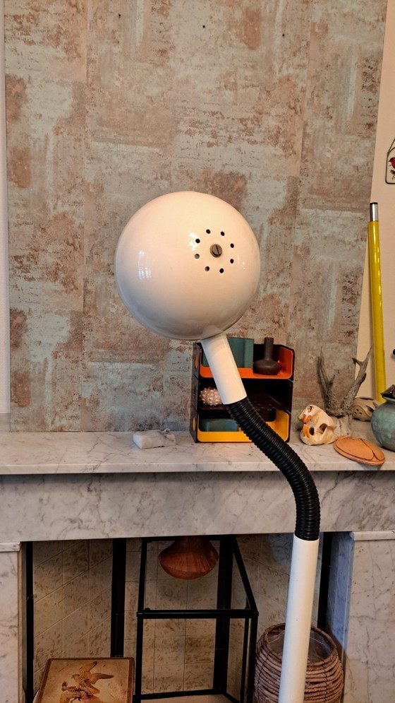 Image 1 of Lampadaire iconique au design vintage futuriste signé Hala. Blanc, métal, modèle œil + col de cygne.