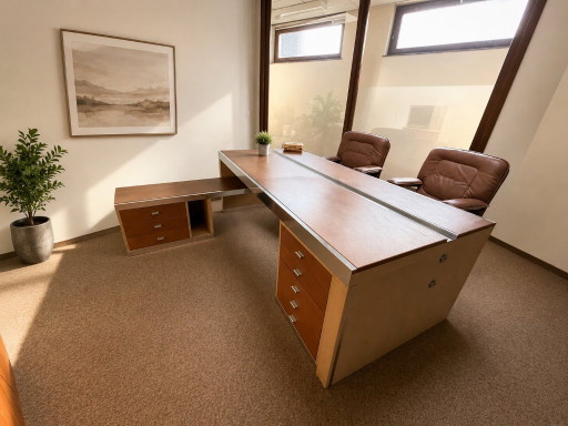 Italiaans vintage directiebureau in mid-century modern stijl, gemaakt door Guido Faleschini en vervaardigd van leer, 1970.
