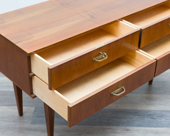 Image 1 of Dressoir/ladekast uit de jaren 50, gemaakt van walnoothout. In uitstekende originele staat.