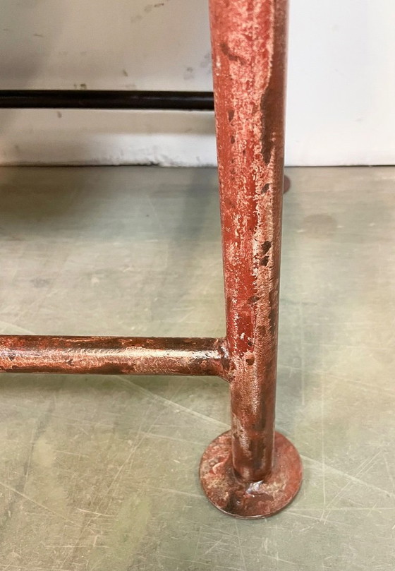 Image 1 of Table de travail industrielle rouge avec deux tiroirs en fer vert, années 1960