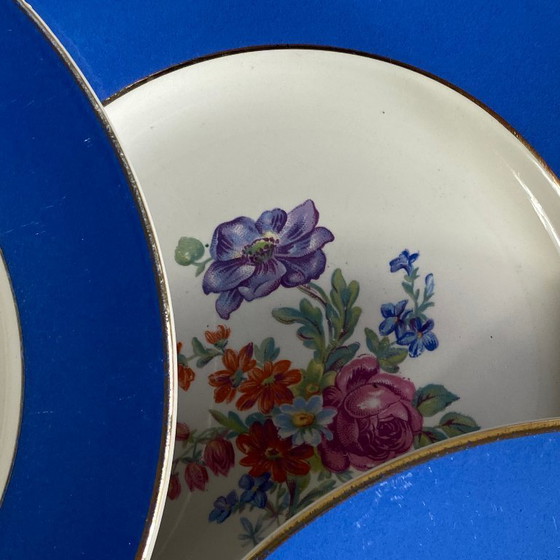 Image 1 of 6 piatti da portata antichi in terracotta blu con decorazioni floreali e dorate, Saint Amand Hamage Orchies