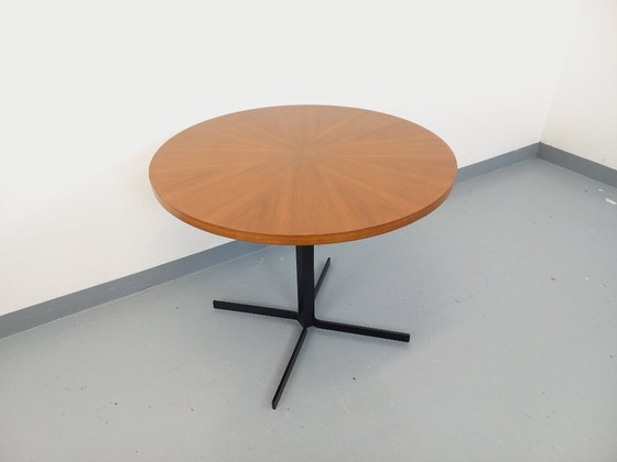 Image 1 of Grande table basse ronde style scandinave vintage modulable en table à manger “monte et baisse”, en teck et métal noir