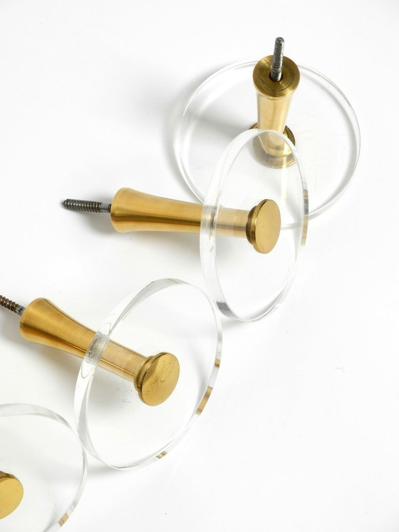 Image 1 of 1970er-Jahre-Set mit 6 Kleiderhaken aus Messing und Plexiglas von den Vereinigten Werkstätten