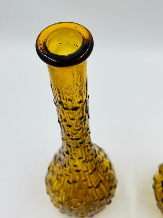 Image 1 of Set van twee vintage Empoli-flessen van getextureerd amberkleurig glas.
