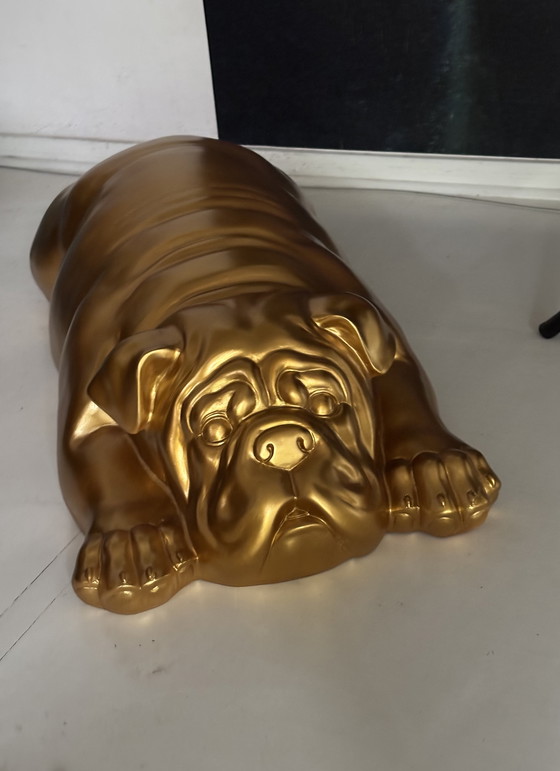 Image 1 of Designerskulptur einer liegenden englischen Bulldogge aus Goldharz, 90 cm