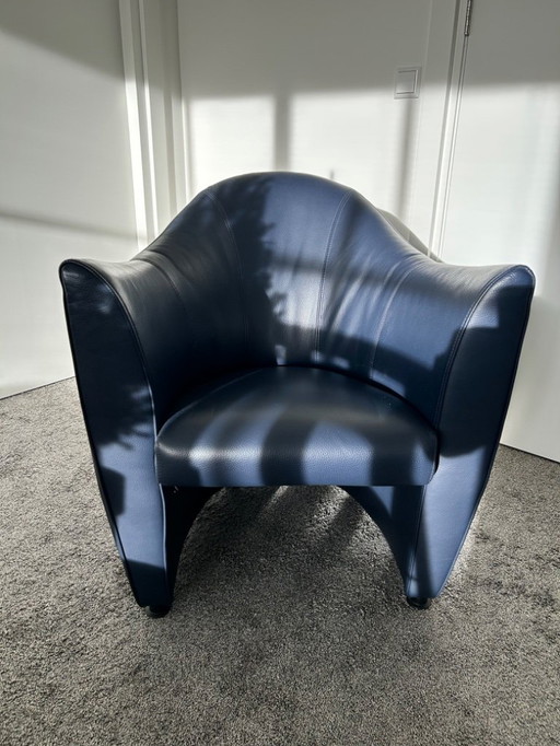 Donkerblauw lederen fauteuil. Leolux  model sjamaan