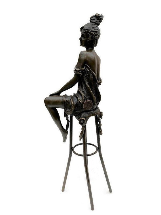 Image 1 of Statue en bronze Dame élégante sur tabouret