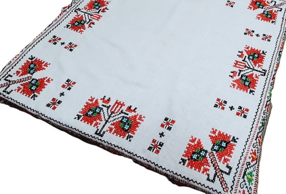 Image 1 of Nappe carrée vintage brodée à la main 63 x 63 cm