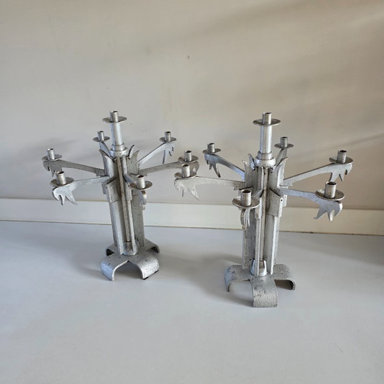Image 1 of Set van 2 unieke grote vintage brutalistische aluminium kandelaars — toegeschreven aan Helmut Schluter — 7 kaarsen — Duitsland 