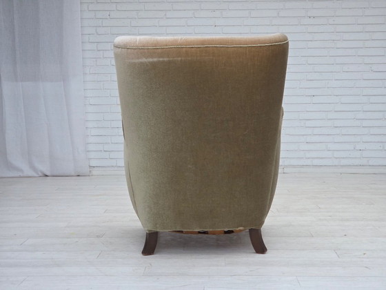 Image 1 of Poltrona danese, anni '60, rivestimento in velluto verde, gambe in legno di quercia.