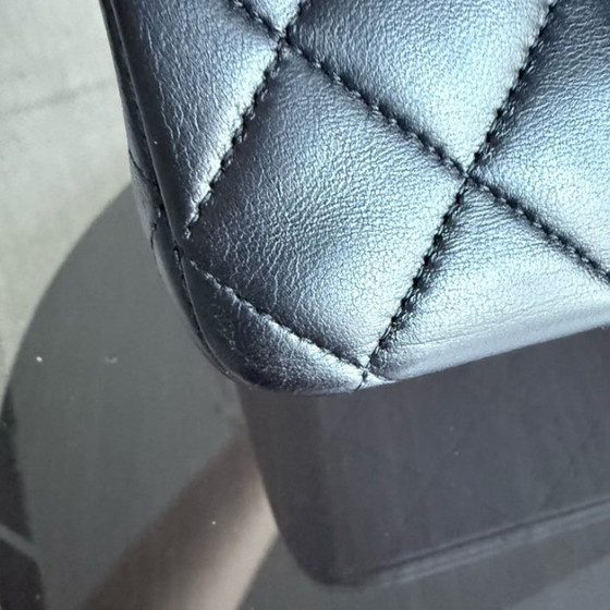 Image 1 of Sac Chanel Classic Flap moyen - 25 cm, en agneau matelassé noir, finitions argentées, série 12