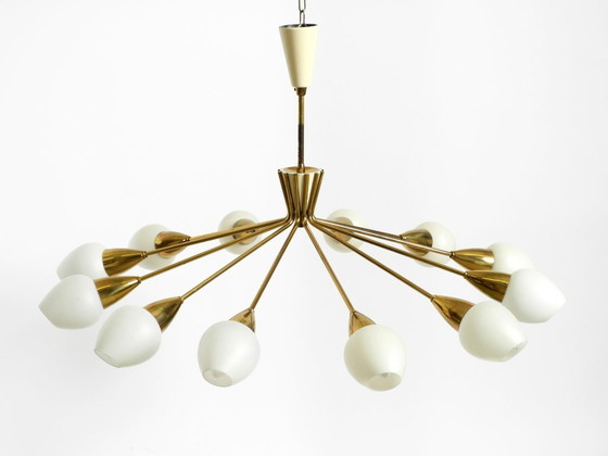 Image 1 of Rarissimo splendido lampadario a 12 bracci in ottone del Mid Century con paralumi in vetro opalino