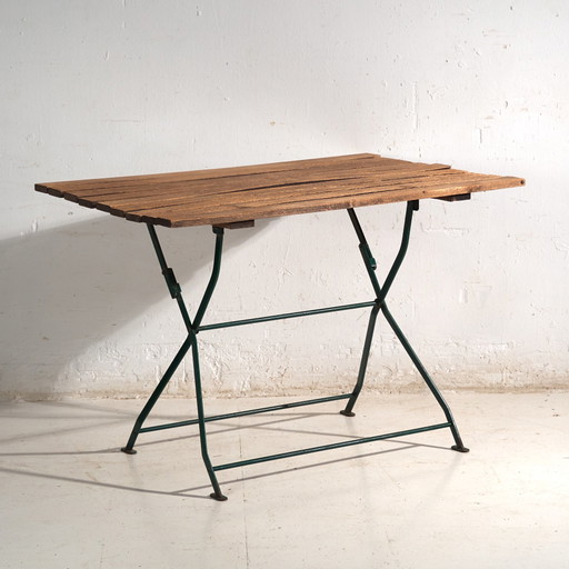 Vintage Opvouwbare Tuintafel van Hout en IJzer – Centraal-Europa, circa 1950