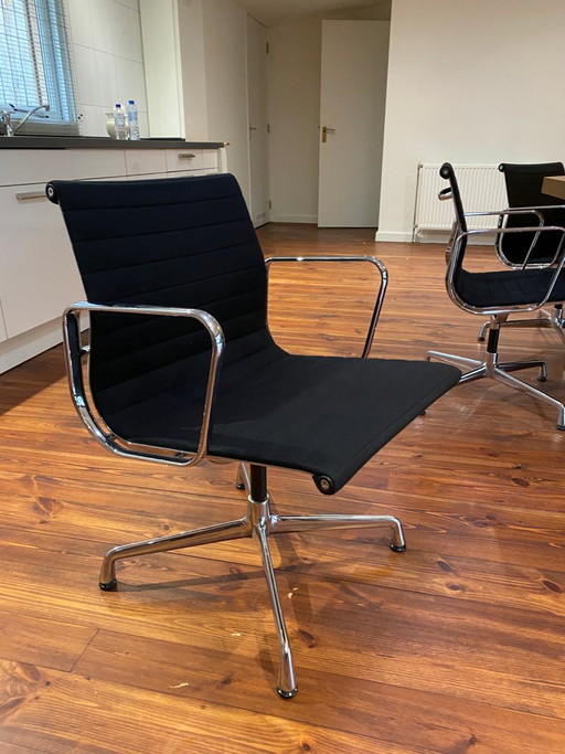 8x Eames Aluminium chair: EA 103