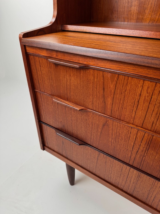 Image 1 of Deense teakhouten boekenkast met uitschuifbaar bureau – elegante werkplek in mid-century stijl