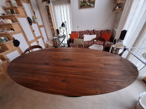 Image 1 of Mesa ovalada de madera de nogal