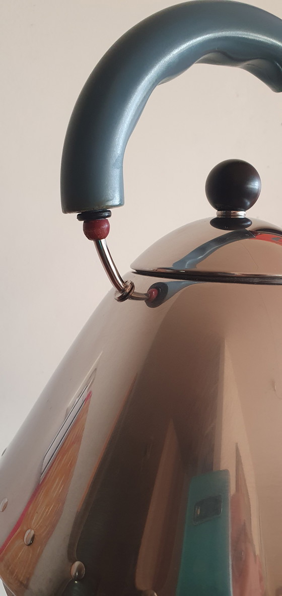 Image 1 of Hervidor Alessi 9093 – Michael Graves – Burdeos Red Bird – Diseño clásico