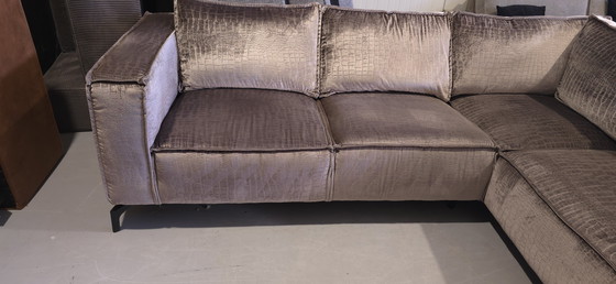 Image 1 of Divano angolare in velluto effetto coccodrillo color champagne