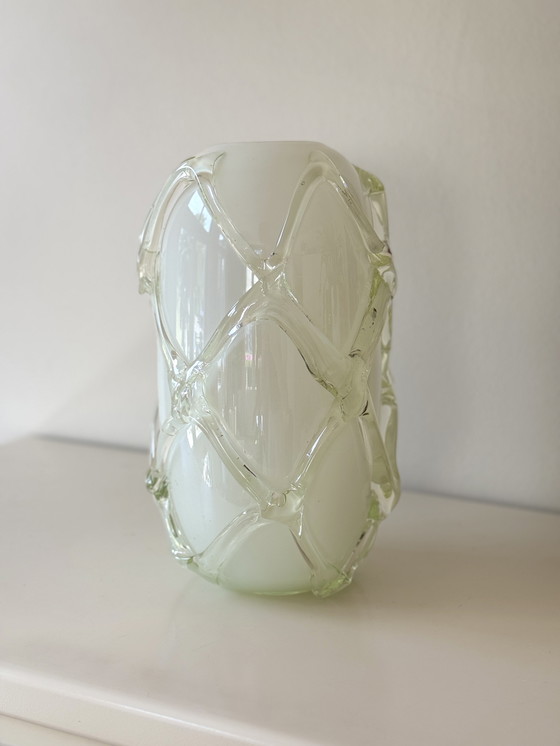 Image 1 of Jarrón de vidrio hecho a mano con diseño de rejilla: objeto de arte