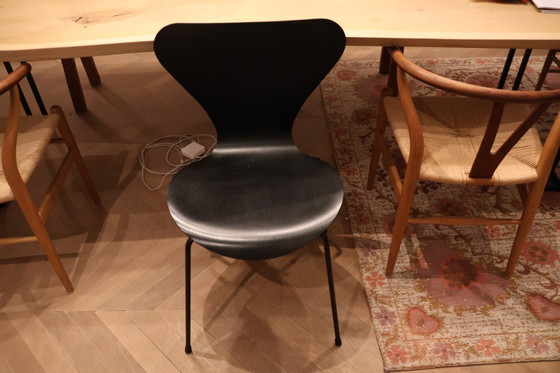 Image 1 of 2x Fritz Hansen stoel Series 7 Chair Model 3107MC Mono Colour door Arne Jacobsen