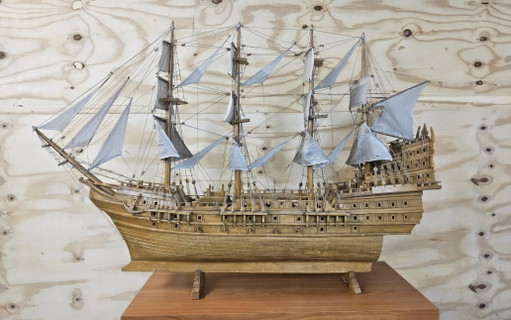 Unieke V.O.C modelschip uit boomstam (volledig handgemaakt) (17e Eeuwse spiegelretourschip)