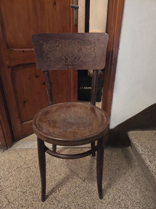 Vintage solid wood chair with engraved decorations
