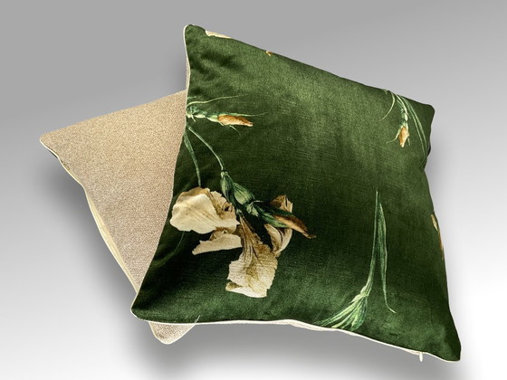 Image 1 of GP & J Baker – Set mit 2 neuen Kissen aus dem Stoff „Baker Iris“ von GP & J Baker.